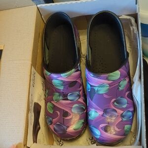 💜💙💚💐NIB Women's Sanita Signature Purple Floral Slip-On Clogs size 37💜💙💚🌹